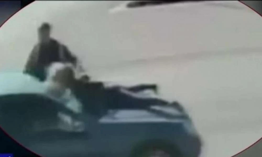 Μενίδι: Συγκλονιστική η μαρτυρία της γυναίκας που κρεμάστηκε από το καπό του αυτοκινήτου της για να μην την ληστέψουν